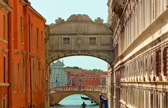 威尼斯:乘坐貢多拉穿越嘆息橋和聖馬可盆地