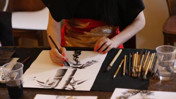 Suiboku-ga ink-wash painting workshop in a Japanese teahouse