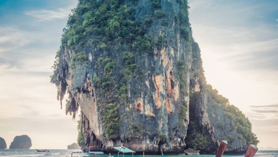 Reservar después de consultar / Isla de la Luna de Miel en Phuket, Tailandia / Playas de Kata, Karon y Patong / Espectáculo de cabaret Simon / Templo Wat Chalong / Aeropuerto / Traslados punto a punto / Servicio de conductor-guía turístico / Servicio de vehículo privado