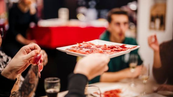 Kelas Master Jamón Iberico dengan Mencicipi Anggur Sagrada Familia