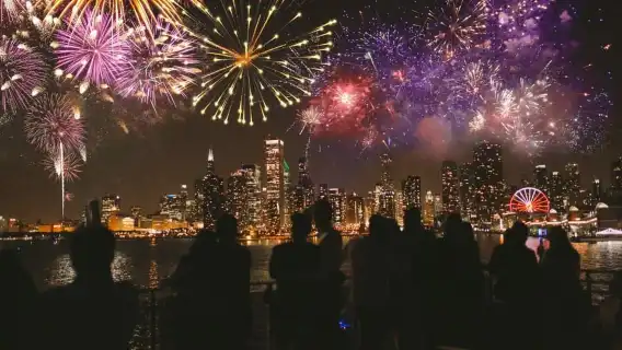 City Cruises Chicago: Lake Michigan Fireworks Dinner Cruise