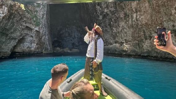 Valona: tour in barca dell'isola di Sazan e della grotta di Haxhi Ali 16 persone a bordo