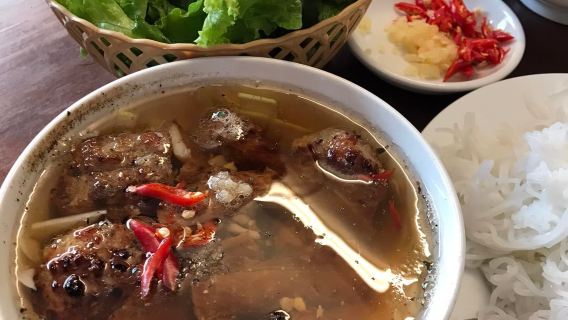 (HOT) Экскурсия по уличной еде и поездке на поезде в Ханое с местными жителями