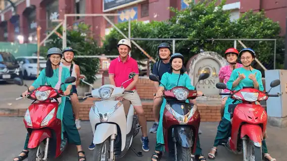 ホーチミン|ストリートフード&スクーターツアー|女性ライダー選択可
