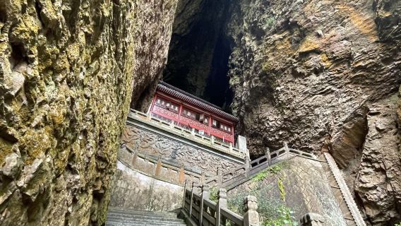 Round-trip to Wenzhou|1-day tour to Lingyan Scenic Area + Lingfeng Scenic Area + Great Dragon Pond Waterfall (admission tickets not included)