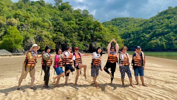 Experiencia de kayak en la cueva marina Prasat Hin Pun Yod en barco Longtail en Satun