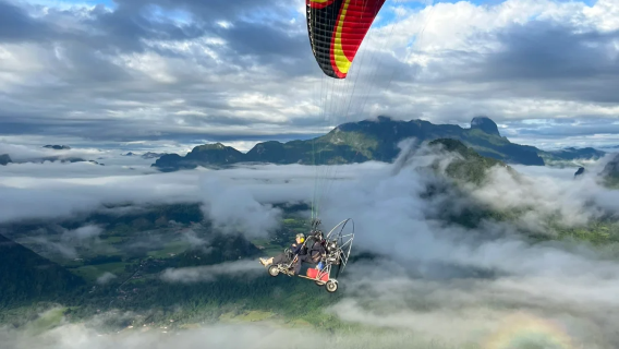 paralayang+ perjalanan satu hari Vang Vieng + ziplining hutan + perahu kayak di Sungai Nam Song + makan siang + transportasi