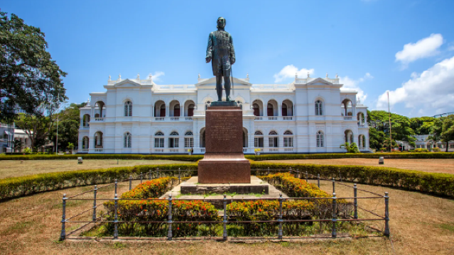 Pemandu pelancong di seluruh Sri Lanka / Penterjemah perniagaan / Perkhidmatan tersuai peribadi / Lawatan bebas dengan sambutan tempatan