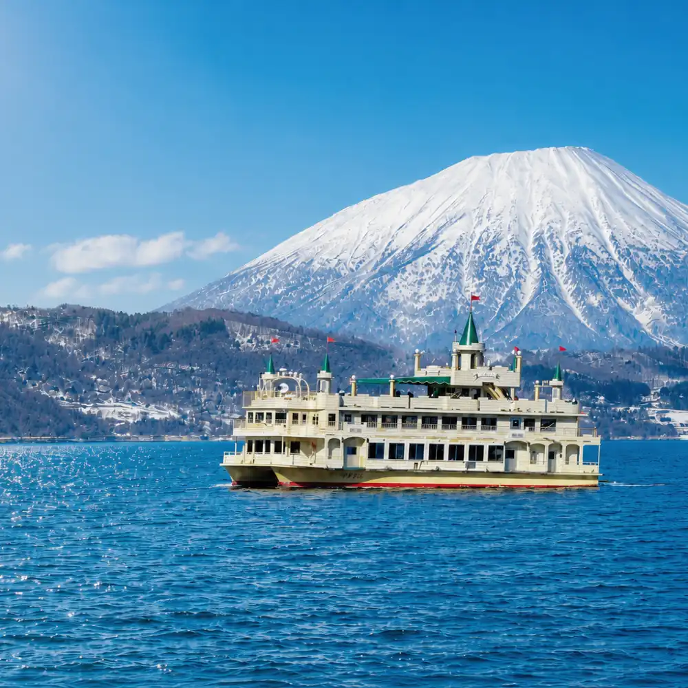 Danau berkabut pegunungan — ilustrasi Lake Shikotsu & Toya