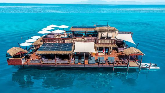 Bar flotante Seventh Heaven en el puerto de Denarau, Fiji sin vale de comida