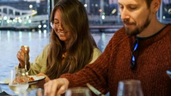 Barcelona: Lawatan Makan Malam Kumpulan Kecil dengan Katamaran ketika Matahari Terbenam