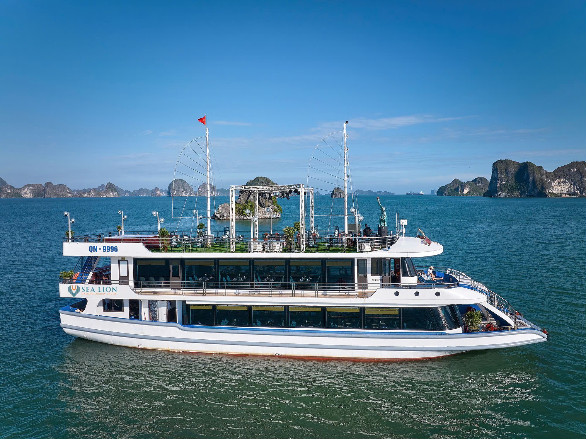 Ha Long Bay, Sung Sot, Ti Top, Luon Cave Day Tour by 5-Star Sea Lion Luxury Cruise