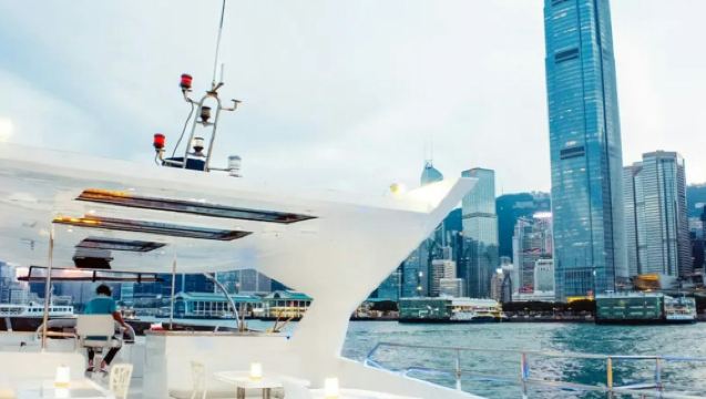 Hongkong Victoria Harbour: Nachtkreuzfahrt mit unbegrenzten Snacks & Getränken