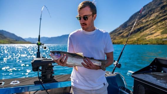 Lake Wānaka: 6 hour Fishing Adventure by Boat