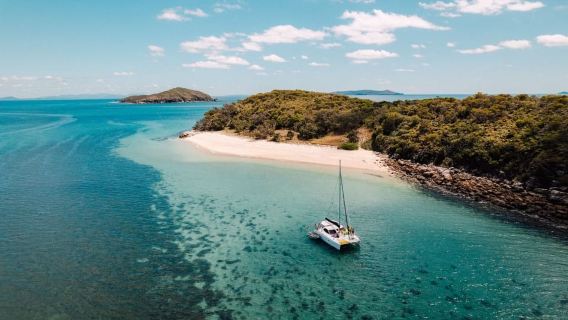 Yeppoon: tour di lusso di un giorno in barca a vela e snorkeling a Great Keppel Island