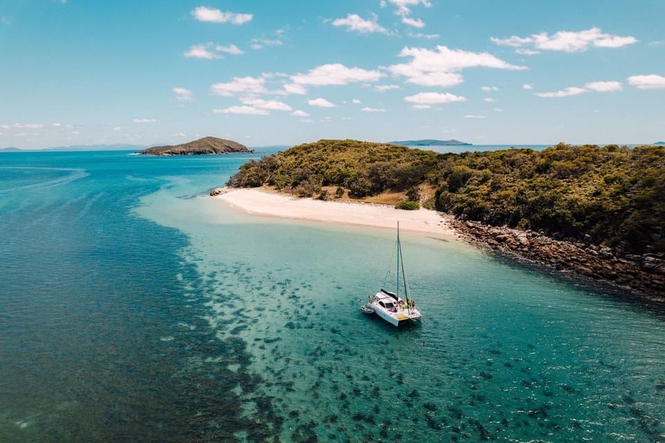 Yeppoon: Great Keppel Island Luxury Sail & Snorkel Day Tour