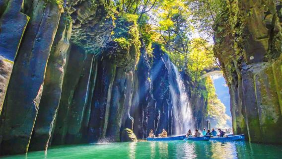 Excursión de un día al Santuario Kamishikimi Kumanoimasu en Kumamoto y al Cañón Takachiho en Miyazaki, disfrutando de los hermosos paisajes de la temporada de arce.