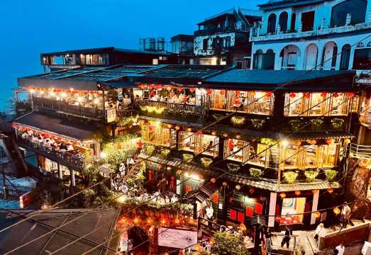 Night Jiufen + Golden Waterfall + Gold Museum + Baoshi Mountain Yinyang Sea (departing from Taipei)