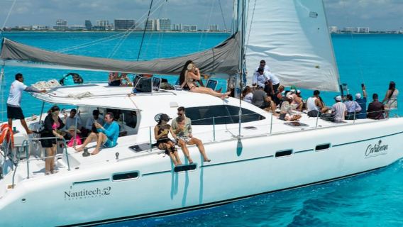 Cancun: Tour du thuyền hai thân kèm lặn biển, bữa trưa tự chọn và đồ uống.