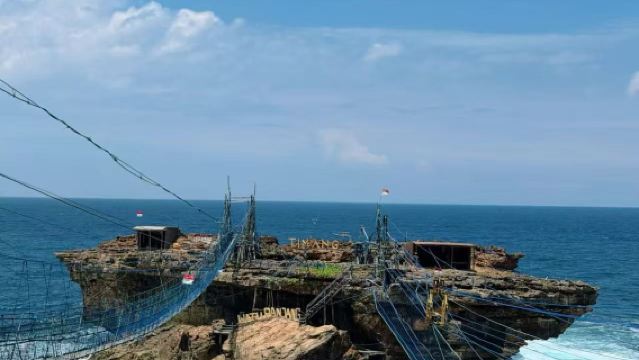 Yogyakarta : Excursion d'une journée à la grotte Jomblang et à la plage de Timang - billets inclus