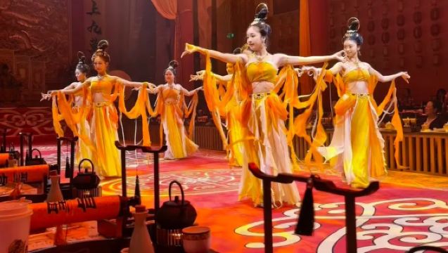 Qing Yu Yan · Kejserlig Banket - En tidsrejse til antikkens kulturelle hofmiddagsshow inklusive dans- og musikoptræden + Yongle marked, med valgmulighed for frokost/aftensmad/omklædning/makeup/frisure