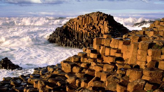 Lawatan sehari pergi-balik ke Giant's Causeway + Dark Hedges + Istana Dunluce dari Dublin (tiket masuk sendiri)