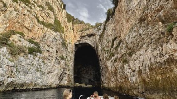 ヴロラ発：サザン島、ハジアリ洞窟＆カラブルン半島のスピードボートツアー