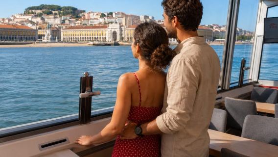 Lissabon: Kryssning längs Tagusfloden med landmärken, audioguide och bar