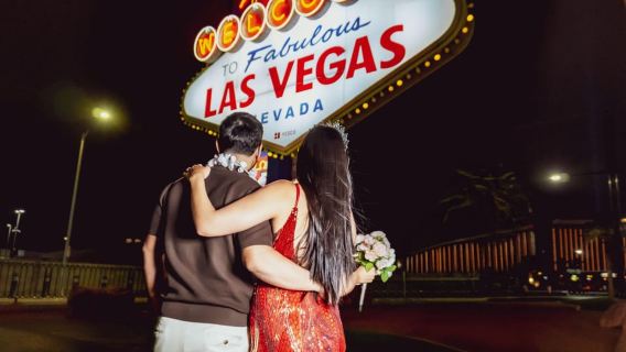 Лас-Вегас: свадьба или обновление клятв у знака Vintage Vegas