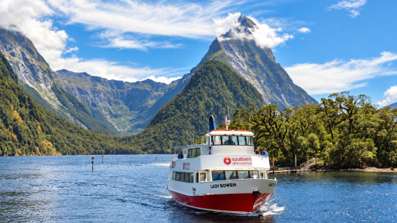 Queenstown Milford Sound lille gruppe på 12 personer | Glastag Mercedes + dybdegående krydstogt + frokost inkluderet