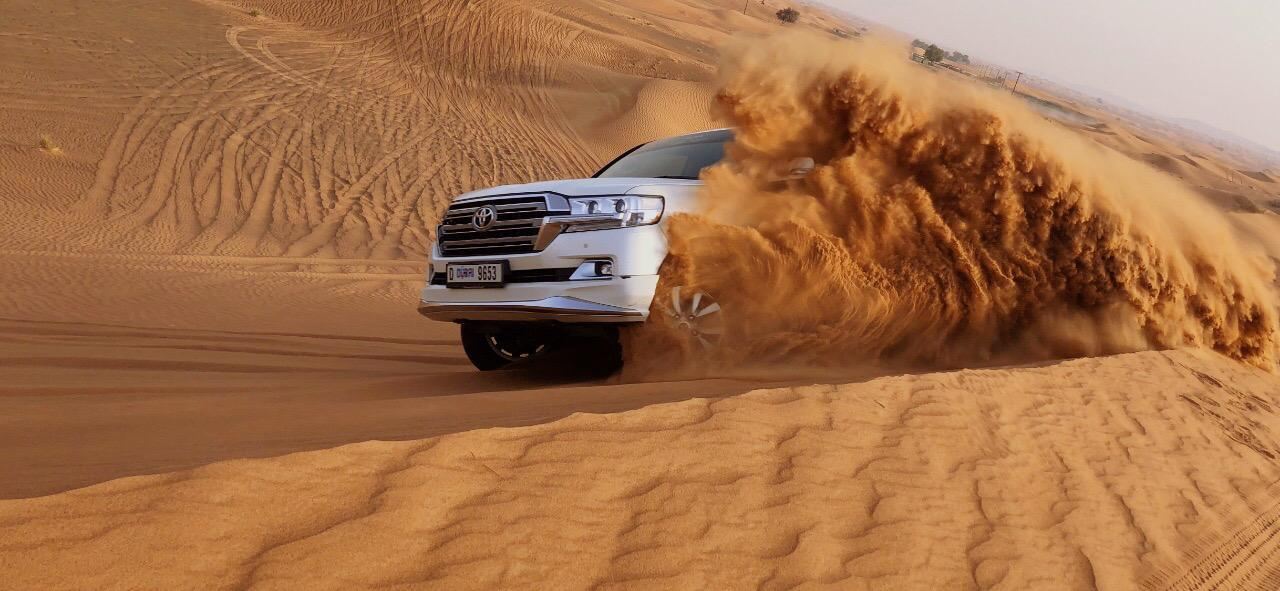 4x4 Wüstensafari Dubai: Dune Bashing, BBQ-Abendessen & Bauchtanz + Transfers