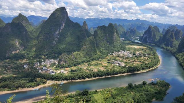 桂林：一日遊暢遊桂林象鼻山公園、蘆笛岩及小型船河
