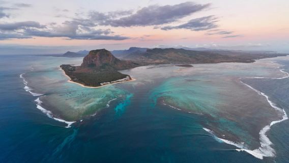 Mauritius Helikopterflug über den Unterwasserwasserfall (Air France) [Gemeinsamer Flug|Charterflug