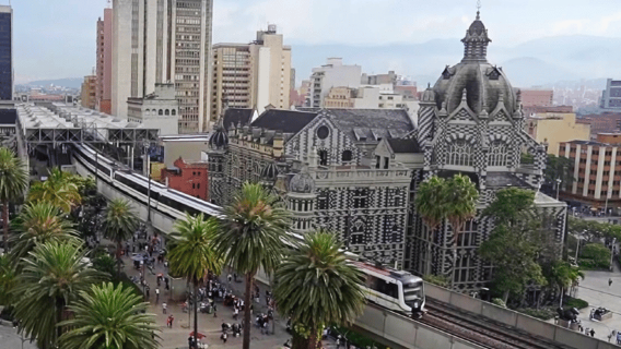 Recorrido por la ciudad de Medellín y experiencia en la Comuna 13