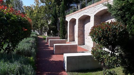 Budapest: Tur Parlemen dan Sekitarnya dengan Musik Rakyat