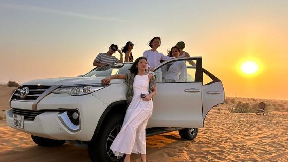 Safari VIP en las Dunas Rojas con recogida, barbacoa y espectáculos - Foto con halcón opcional