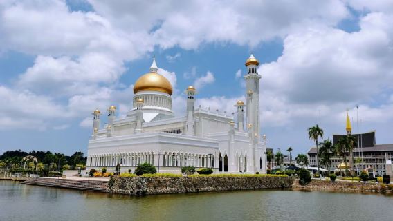 Southeast Asia Brunei: Sultan Omar Ali Saifuddien Mosque - Kampong Ayer Water Village Day Tour