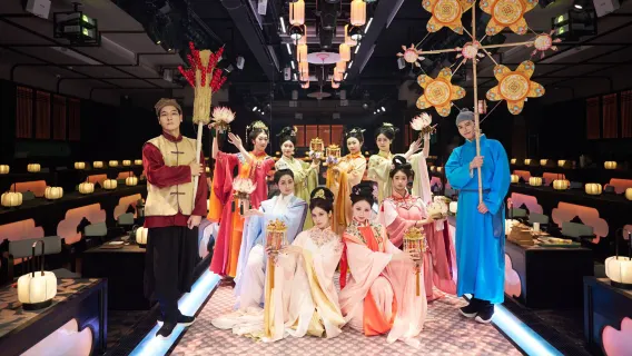 Nanjing Ming Dynasty Imperial Banquet: 90 minutes of music and dance plus nine imperial dishes, recreating scenes of feasting honored guests at grand royal celebrations.