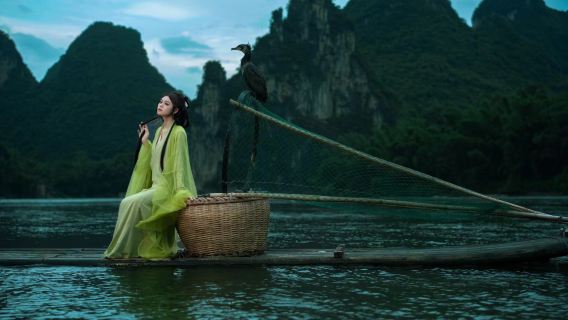 Balsa de bambú con traje tradicional Han y canto de pescadores en el río Li, Trip Moments para influencers