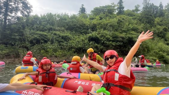 Spływ rzeką Taoyuanhe w Guizhou (najlepszy spływ ever + ekstremalny przejazd przez górskie lasy + mega wodna bitwa)