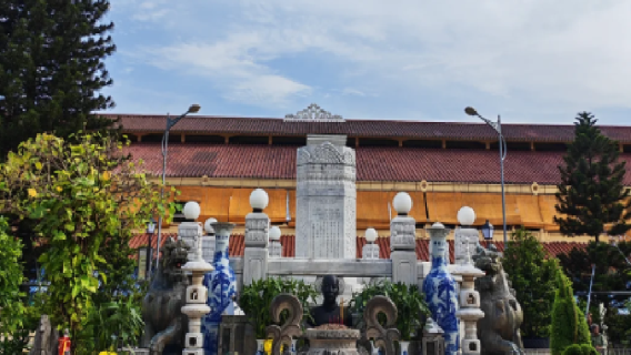 Ho Chi Minh City 1-day tour! Chinatown Binh Tay Market + Thien Hau Temple + Bach Dang Wharf + water bus!