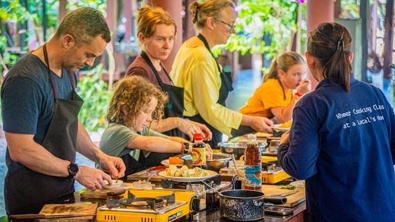 Aula de Culinária Khmer na Casa de um Local