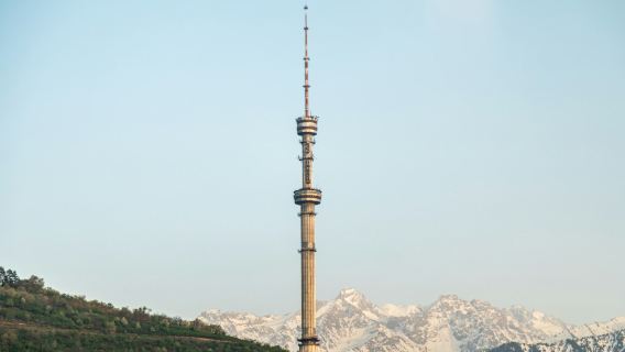 Passeio de Áudio por Almaty: Da Ópera ao Parque Panfilov e ao Bazar Verde
