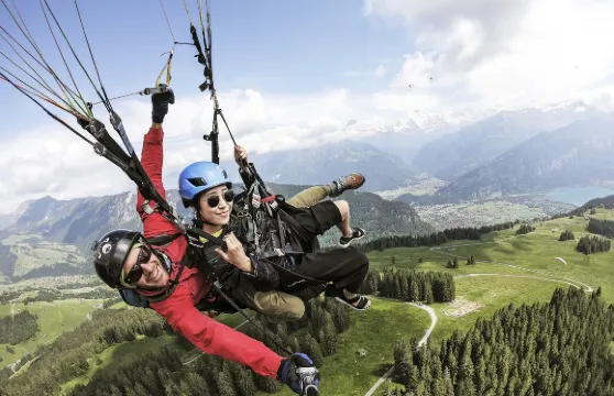 因特拉肯少女峰+Skywings Adventures因特拉肯滑翔傘體驗滑翔傘飛行體驗【瑞士少女峰滑翔傘飛行體驗】
