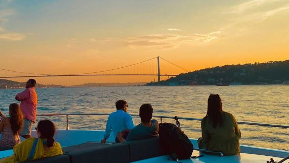 อิสตันบูล: ล่องเรือยอชต์ชมพระอาทิตย์ตกในช่องแคบบอสฟอรัส พร้อมอาหารว่าง