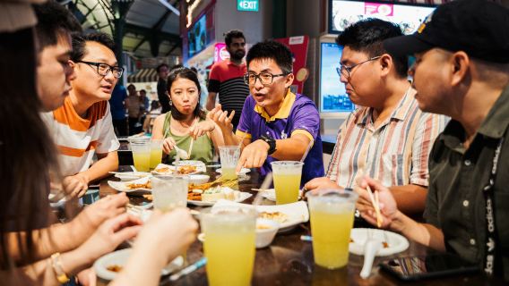 Petit groupe : Visite gastronomique de rue et nocturne à Singapour