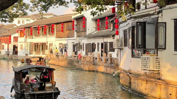 Eatwith Sharing Moments-Shanghai-Shanghai Young Couples' Special Car Pickup! Take you to Zhujiajiao comfortably and taste the authentic ancient town Food and Beverages!
