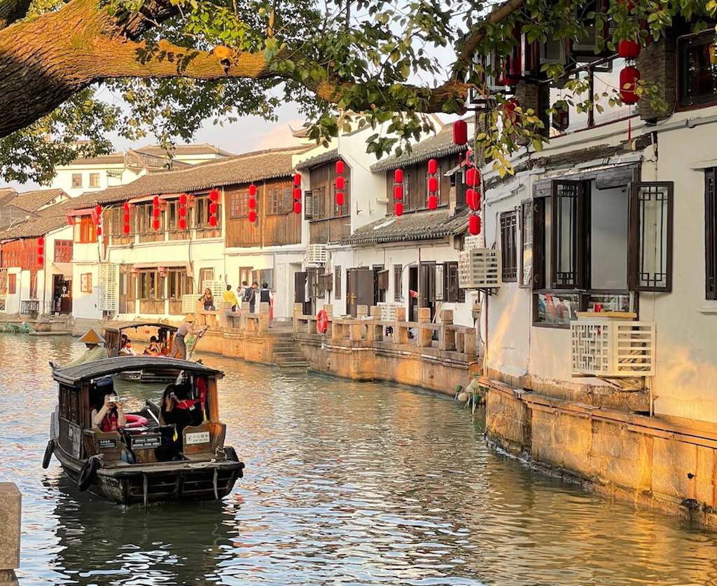 Eatwith Shared Moments - Shanghai - Private Transfer by a Shanghai Couple! Enjoy a Comfortable Tour of Zhujiajiao and Savor Authentic Ancient Town Delicacies!
