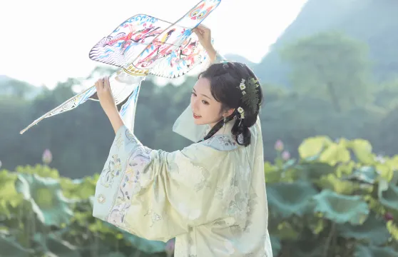 德宏Trip Moments【婚禮跟拍 街拍 抓拍 航拍 攝影錄影/多語言翻譯/底片全送/動作指導】