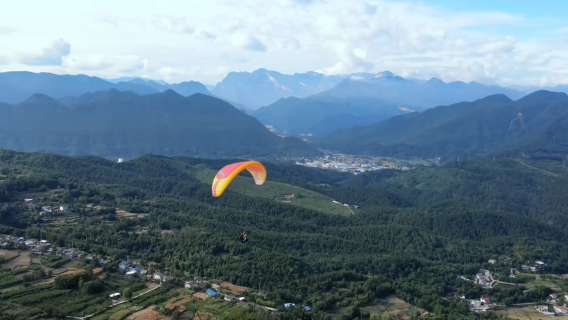 Pengalaman Luncur Layar di Pangkalan Luncur Layar Eagle Beak Rock Mianyang [Penerbangan Luncur Layar Individu + Pandangan Atas Bandar Jiangyou/Bukit/Ladang Gandum + Pemandangan Bandar dan Gunung]